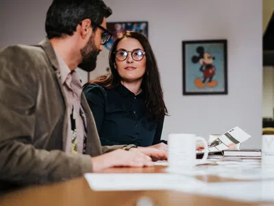 Zwei Studierende lernen an einem Tisch
