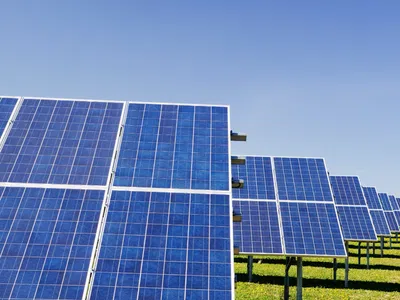 Solarzellen in blau auf einer Wiese
