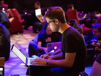 Ein Mann, der sein Informatik-Nanodegree auf einem Laptop abschließ.