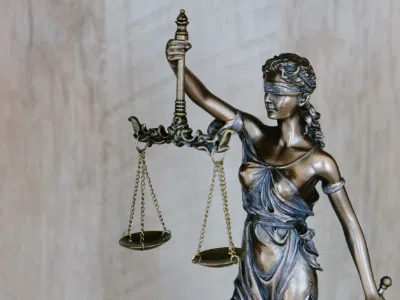 Bronzestatue der Justitia