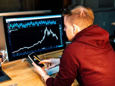 Ein Big-Data-Spezialist, der an einem Schreibtisch sitzt und auf einen Computerbildschirm schaut.