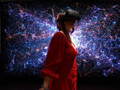 Eine VR-Spezialistin in einem roten Kleid.