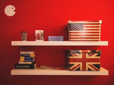 Eine Wand mit Regalen mit Büchern und einer Fahne, rot und weiß gefärbt.