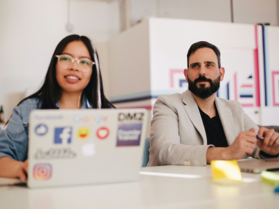 Zwei Personen machen eine Weiterbildung in Business Modelling und sitzen nebeneinander am Tisch