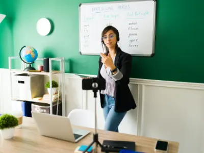 Eine Dozentin gibt einen Kurs im Bereich Business Correspondence online