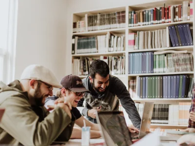 3 Studierende sitzen am Tisch und lernen zusammen im Sprachkurs Französisch B2